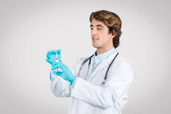 Focused Male Doctor Stethoscope Examining Syringe Vaccination Dressed White Coat — Stock Photo, Image