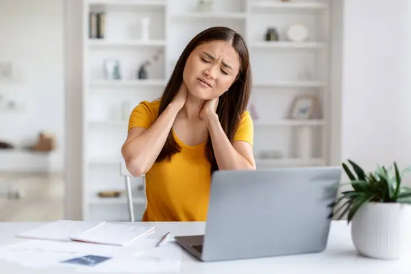 Spanning Aziatische Vrouw Voelen Pijn Haar Nek Overstuur Jonge Koreaanse — Stockfoto