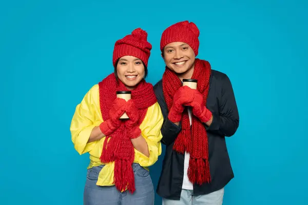 Χαρούμενα Αστεία Χιλιετή Ασιατικό Ζευγάρι Ζωηρά Κόκκινα Καπέλα Χειμώνα Και — Φωτογραφία Αρχείου