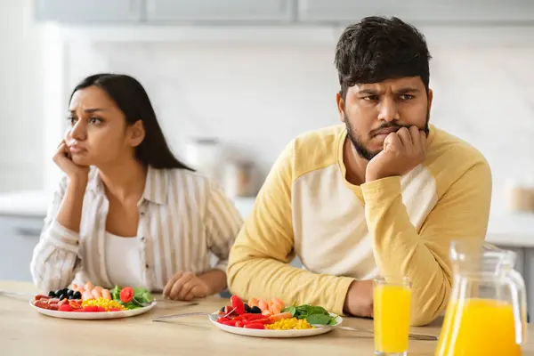 Frustrierte Indische Millennial Eheleute Streiten Sich Beim Frühstück Der Heimischen — Stockfoto