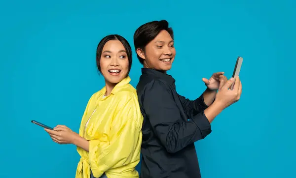 Bin Yıllık Asyalı Bireyler Arka Arkaya Gelişigüzel Giyiniyor Telefonunu Kullanırken — Stok fotoğraf