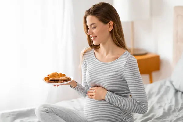 Usmívající Těhotná Žena Ocení Talíř Croissantů Možná Touží Chvíli Shovívavosti — Stock fotografie
