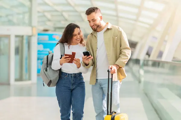 楽しいカップルは 旅行中にスマートフォンで何かを共有し ガラスの背景とは対照的に — ストック写真