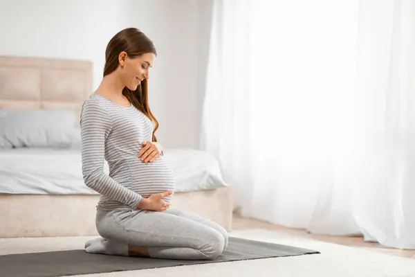 Spokojna Ciężarna Kobieta Praktykująca Jogę Prenatalną Swojej Sypialni — Zdjęcie stockowe