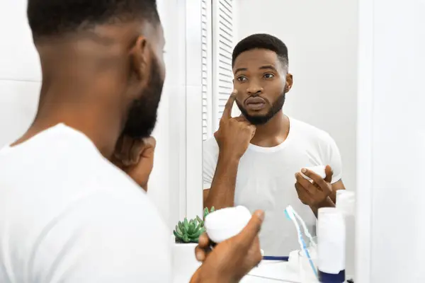 African American Man Seen Applying Facial Cream Focusing Taking Care — Stock Photo, Image