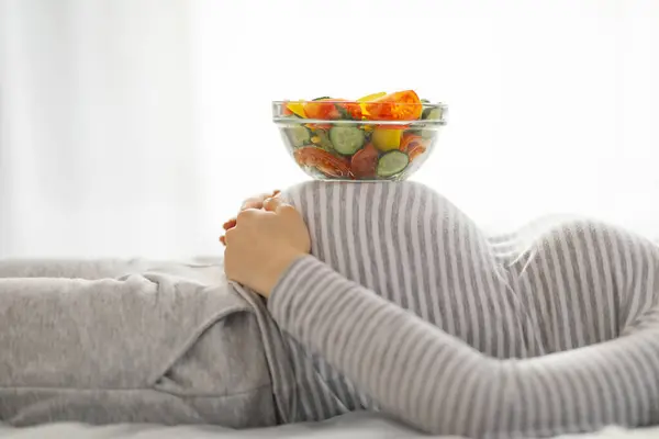 Heartwarming Image Pregnant Woman Lying Bowl Salad Resting Her Belly — Stock Photo, Image