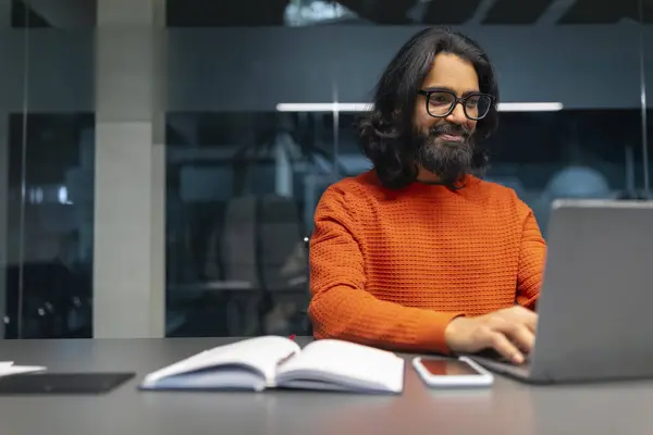 Veselý Vousatý Muž Brýlemi Pracuje Notebooku Moderním Kancelářském Prostředí Hned — Stock fotografie