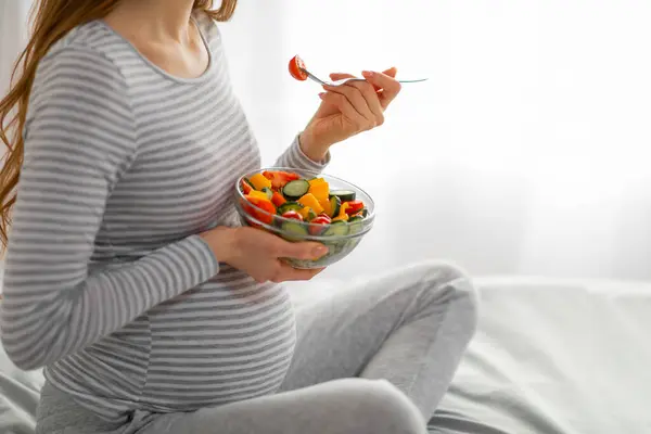Photo Captures Pregnant Woman Indulging Healthy Salad Highlighting Importance Diet — Stock Photo, Image