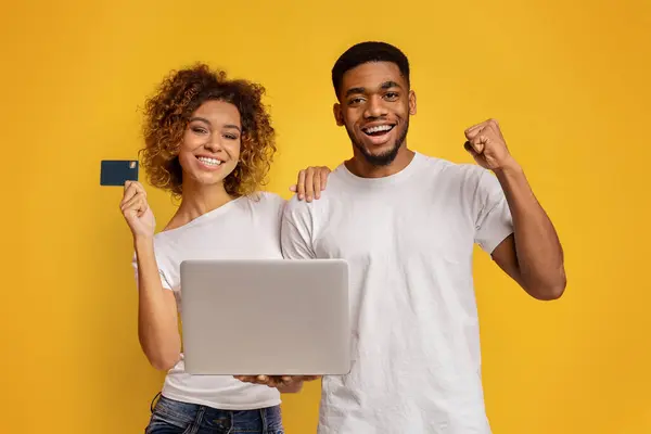 Усміхнений Молодий Афроамериканський Чоловік Жінка Тримають Ноутбук Кредитну Картку Вказує — стокове фото
