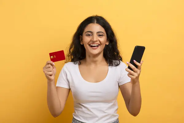Uśmiechnięta Kobieta Prezentuje Telefon Kartę Kredytową Oznacza Wygodę Zakupach Internetowych — Zdjęcie stockowe