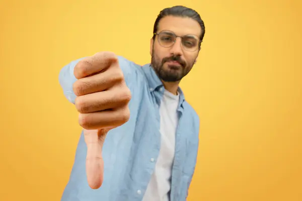 Young Indian Man Glasses Beard Makes Thumbs Gesture Expressing Negative — Stock Photo, Image