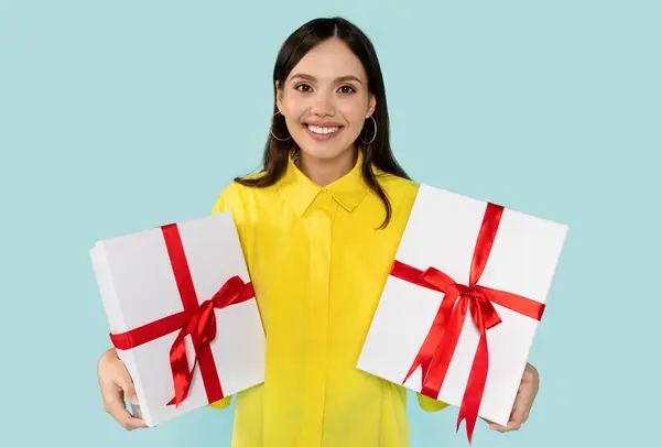 Stralende Jonge Brunette Vrouw Gele Blouse Vrolijk Presenteren Witte Geschenkdozen — Stockfoto