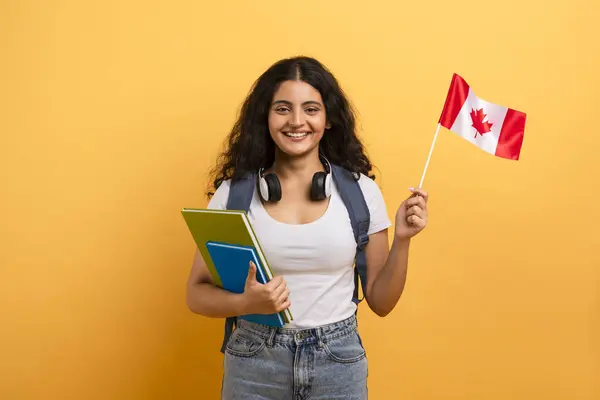 Χαρούμενος Νεαρός Μαθητής Που Επιδεικνύει Καναδική Σημαία Αντιπροσωπεύοντας Υπερηφάνεια Και — Φωτογραφία Αρχείου