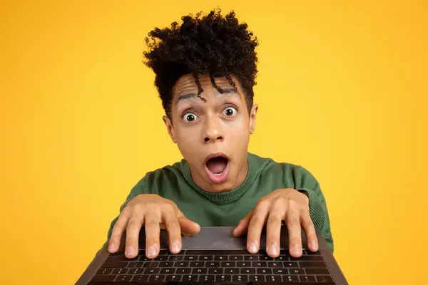Surprised Young Black Man Wide Eyes Peers His Laptop Illustrating — Stock Photo, Image