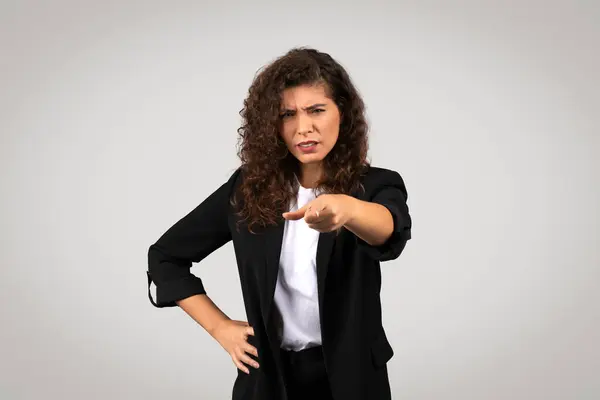 Eine Frau Business Anzug Zeigt Mit Zweifelndem Oder Fragendem Gesichtsausdruck — Stockfoto