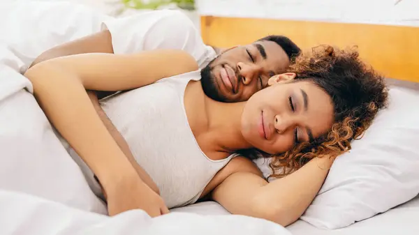 Sanftes Bild Eines Afrikanisch Amerikanischen Paares Das Sich Schlaf Kuschelt — Stockfoto