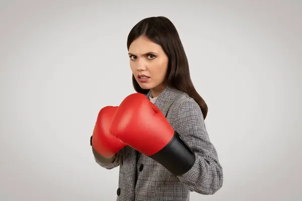 Intense Businesswoman Houndstooth Suit Red Boxing Gloves Poised Combat Embodying — Stock Photo, Image
