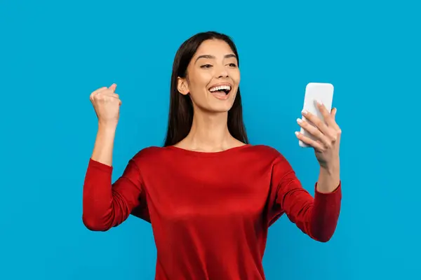 Een Vrouw Met Een Rood Shirt Met Een Mobiele Telefoon — Stockfoto