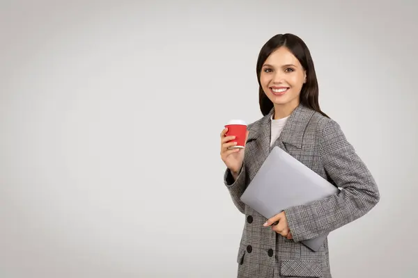 Профессиональная Молодая Бизнесвумен Блейзере Держит Красную Чашку Кофе Закрытый Ноутбук — стоковое фото