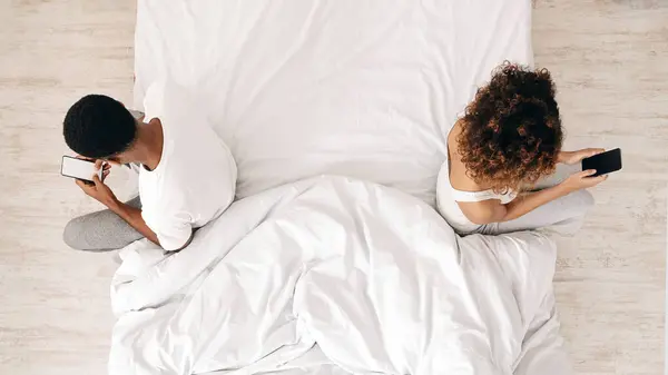 Afrika Kökenli Amerikalı Kadın Erkeğin Yataklarında Uzanmış Akıllı Telefonlarına Dalmış — Stok fotoğraf