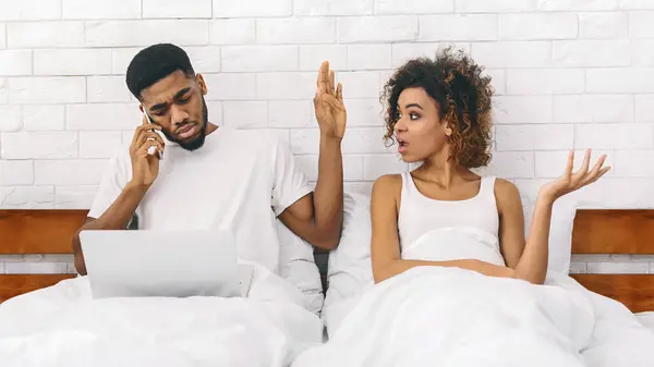 African American Woman Bed Looking Exasperated While Her Partner Talks — Stock Photo, Image