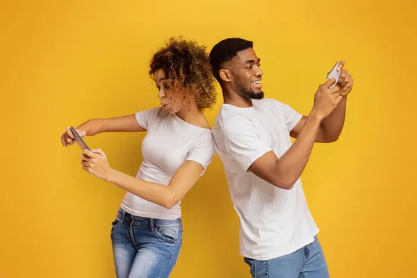 Geconcentreerde Zwarte Man Meisje Concurrerende Video Game Mobiele Telefoons Staande — Stockfoto