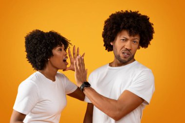 Afrikalı Amerikan milenyum çifti sarı stüdyo geçmişi konusunda kavga ediyor. Sinirli siyahi adam bağırma ve el kol hareketi yapma hareketini durduruyor. Evlilikteki kriz, ilişkiler