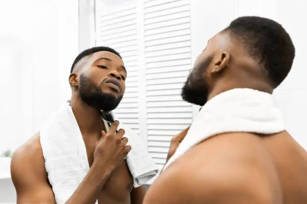 Primer Plano Del Hombre Afroamericano Arreglando Barba Con Una Afeitadora —  Fotos de Stock