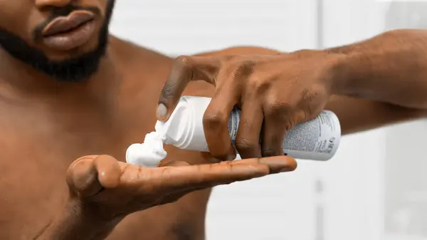 Afro Amerikaanse Man Een Royale Hoeveelheid Scheerschuim Bij Hand Voor — Stockfoto