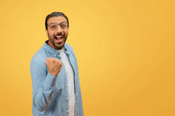 Eastern Man Beard Glasses Looks Astonished While Pointing Himself Yellow — Stock Photo, Image