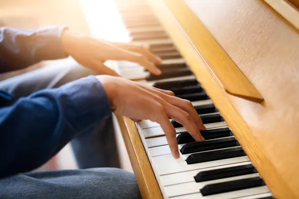 サンライト練習セッション中にピアノの黒と白の鍵に優雅に触れる男性ピアニストの芸術的な手 調和を作成し クローズアップ — ストック写真