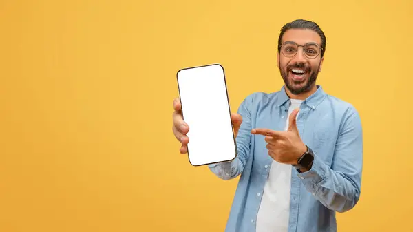 ひげのある幸せな東の人は アプリのプロモーションに適した空白のスマートフォン画面を指します — ストック写真