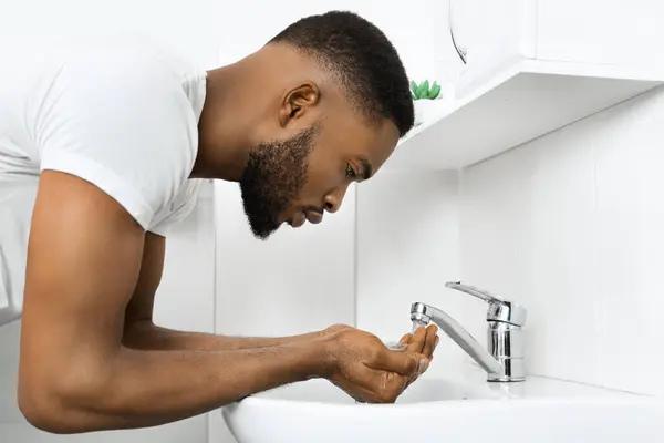 Afro Amerikalı Adam Ellerini Sabun Suyla Temizler Temiz Çağdaş Bir — Stok fotoğraf