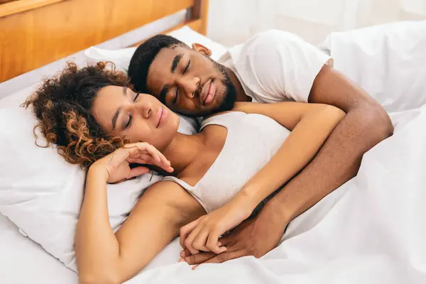 Intime Einblicke Ein Afrikanisch Amerikanisches Paar Das Eine Zarte Umarmung — Stockfoto