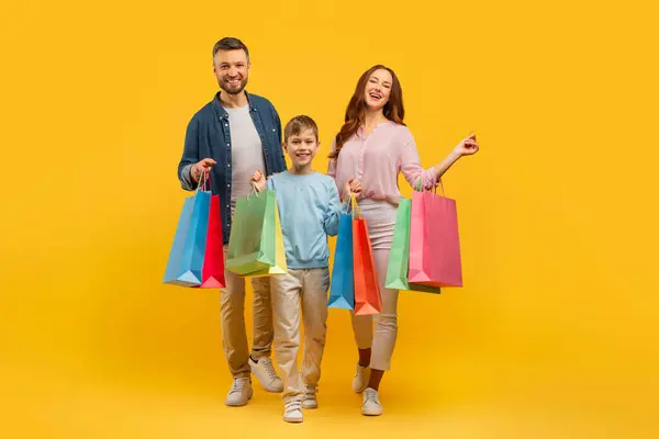 Görüntüde Iki Yetişkin Elinde Renkli Alışveriş Torbaları Olan Mutlu Bir — Stok fotoğraf