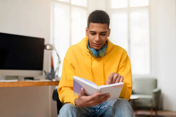 Jovem Capuz Amarelo Partir Caderno Sentado Confortavelmente Espaço Escritório Casa — Fotografia de Stock