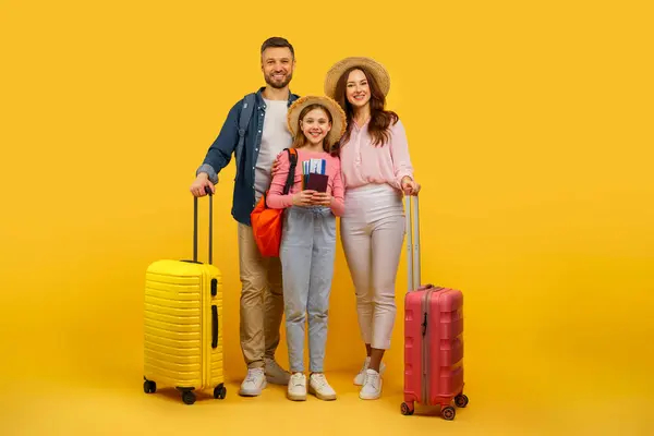 Familia Sonriente Con Maletas Posando Sobre Fondo Amarillo Mostrando Viaje — Foto de Stock