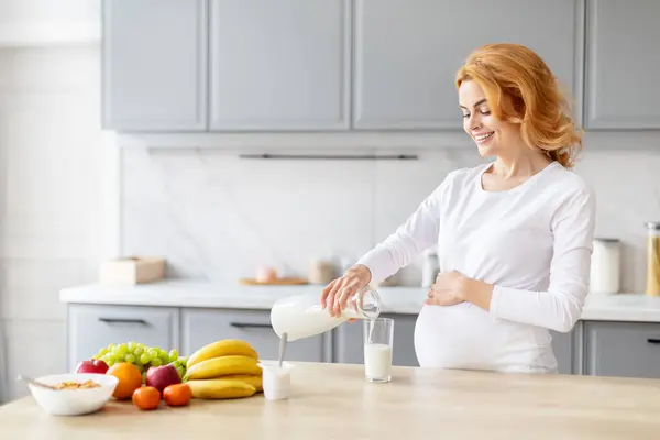 Beyaz Bluzlu Gülümseyen Anne Modern Bir Mutfak Mutfağında Kendine Bir — Stok fotoğraf