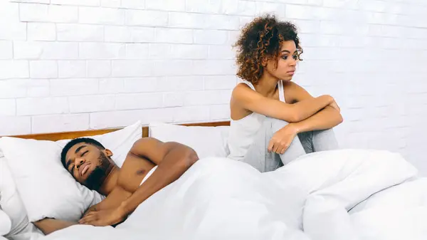 Mujer Afroamericana Sienta Aparte Pareja Dormida Transmitiendo Distancia Emocional Contemplación — Foto de Stock