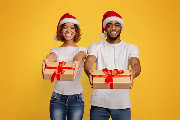 Cheerful African American Young Couple Wearing Santa Hats Presents Christmas — Stock Photo, Image