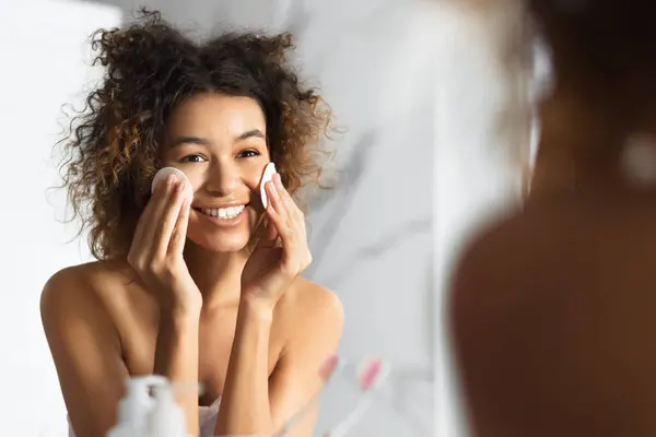 Makeup Bort Afrikansk Amerikansk Flicka Som Innehar Bomulls Kuddar Rengöring — Stockfoto
