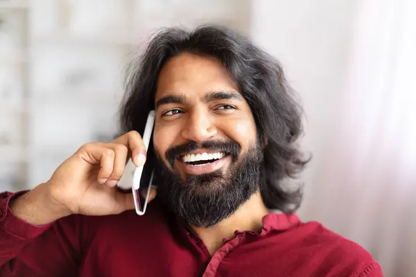 一个蓄着胡子的快乐的印度人正在用他的智能手机进行快乐的对话 表现出积极的一面和连通性 — 图库照片