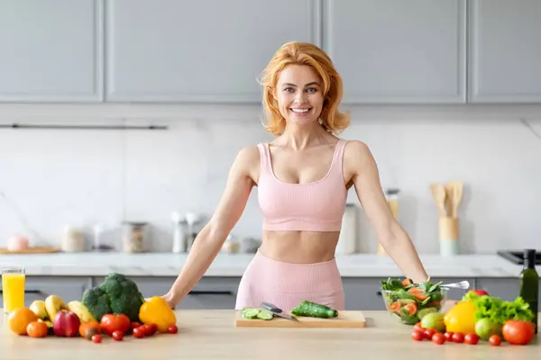 Fitness Zaměřená Žena Vystavující Řadu Čerstvé Zeleniny Moderním Kuchyňském Prostoru — Stock fotografie