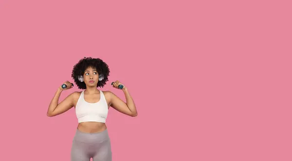 Фокусована Афроамериканська Жінка Піднімає Гантелі Працюючи Рожевому Тлі — стокове фото