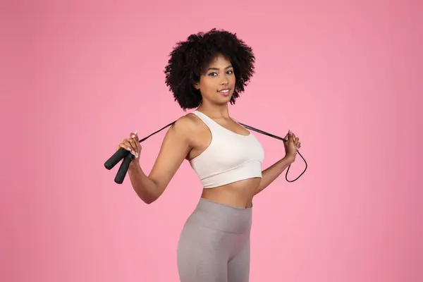 Une Femme Afro Américaine Active Tenue Fitness Tient Avec Une — Photo