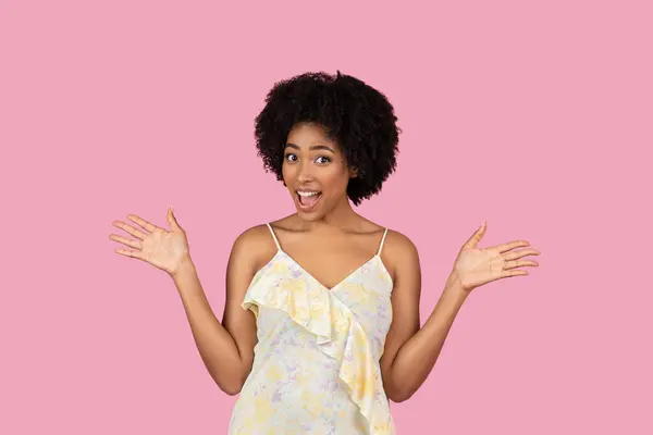 Šťastná Hezká Afroameričanka Šatech Otevřenou Náručí Překvapeným Výrazem Růžovém Pozadí — Stock fotografie