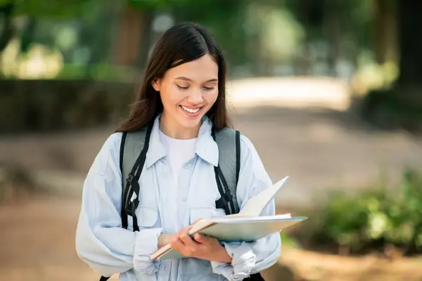 Genç Kız Öğrenci Açık Hava Parkında Kitap Okurken Gülümsüyor Alanı — Stok fotoğraf