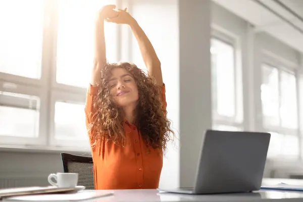 Ara Vermekten Hoşlanan Bir Kadın Ofis Ortamında Kollarını Açar Masasında — Stok fotoğraf