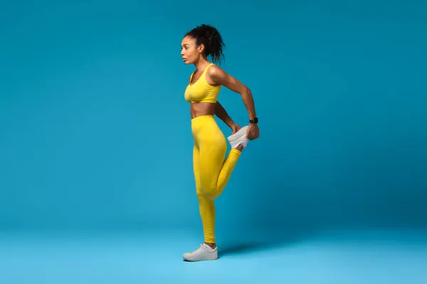 Atletische Afro Amerikaanse Vrouw Gele Sportkleding Uitvoeren Van Een Staande — Stockfoto