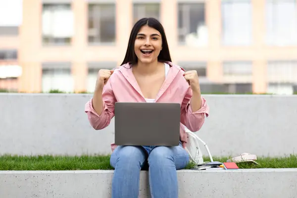 Wesoła Młoda Dziewczyna Siedzi Zewnątrz Swoim Laptopem Wyrażając Emocje Radość — Zdjęcie stockowe